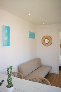 sala de estar con sofá y mesa en Bungalows Mar Menor, paz a orillas del mar, en San Javier
