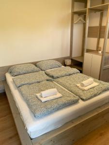 un grande letto con due asciugamani sopra di Apartment Nona Polda a Kobarid