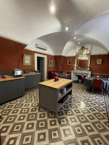 - une cuisine avec une table et des chaises dans la chambre dans l'établissement Château de Servanes, à Mouriès