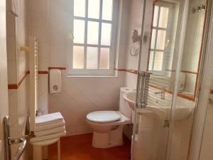 La salle de bains est pourvue de toilettes et d'un lavabo. dans l'établissement Hotel Palacete, à Fontarrabie