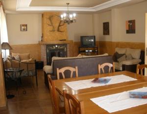 San Millán de Lara的住宿－San Pelayo，客厅配有桌子和壁炉