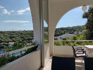 Habitación con balcón con sillas y vistas. en Family Majčica - villa Malo Misto, en Klek