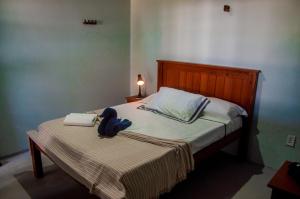 un dormitorio con una cama con un animal de peluche en Tabatinga Beach Hotel, en Nísia Floresta