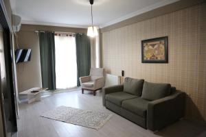 un soggiorno con divano e sedia di Maidos suites a Eceabat