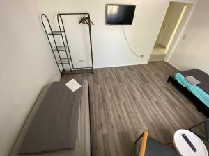 an empty room with a treadmill and a television at Wohnung nähe Daimler Eg in Bremen