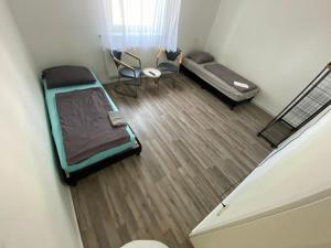 an overhead view of a room with two beds and a chair at Wohnung nähe Daimler Eg in Bremen