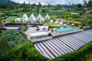 金塔馬尼的住宿－The Dewi Kintamani Luxury Glamping and Natural Hotspring，享有度假村的空中景致