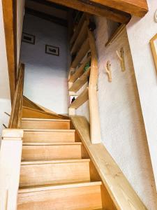 Una escalera en una casa con escalones de madera en Le Domaine d'Arignac en Arignac