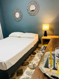 um quarto com uma cama com uma mesa e pratos na parede em Casa compartida ''Central Hostel'' em Medellín