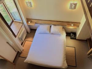 an overhead view of a bed in a room with a window at Le Domaine d'Arignac in Arignac