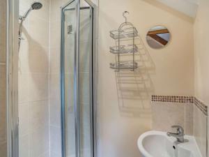 Bishopston的住宿－3 bed in Gower 76478，带淋浴和盥洗盆的浴室