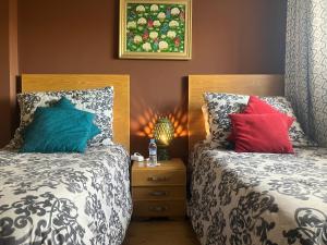 Duas camas sentadas uma ao lado da outra num quarto em The Twins beds em Nouaseur