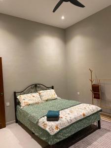アラウにあるAdeeb Homestayのベッドと天井扇風機のある寝室