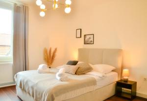 een slaapkamer met een bed met handdoeken erop bij MILPAU Buer 3 - Modernes und zentrales Premium-Apartment mit Queensize-Bett, Netflix, Nespresso und Smart-TV in Gelsenkirchen