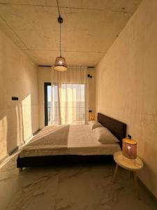 Un dormitorio con una cama grande y una ventana en Grigoleti Dream House, en Grigoleti