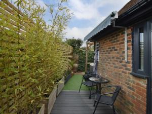 een kleine tuin met stoelen en een tafel op een patio bij 1 Bed in Sissinghurst 88466 