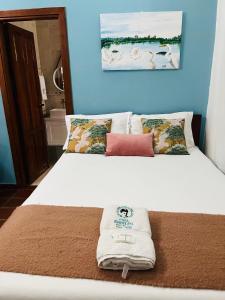Un dormitorio con una cama con una toalla. en Casa Isabelita, en Mompox