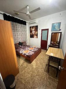 una camera con un grande letto di Leisure home a Colombo
