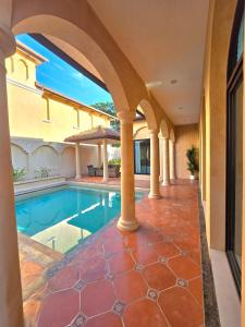 a swimming pool in the middle of a house at Nusa chivani pool villa najomtien with 4 bedrooms ณุศา ชิวานี พลูวิลล่า 4 ห้องนอน นาจอมเทียน in Na Jomtien