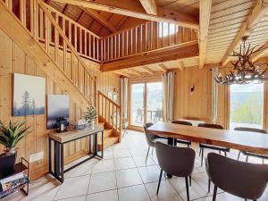 ジェラールメにあるChalet de standing 14 personnesのダイニングルーム(大きな木製テーブル、椅子付)