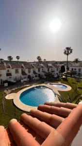 - Vistas a la piscina del complejo en Casa adosada Marina playa y golf, en San Luis de Sabinillas