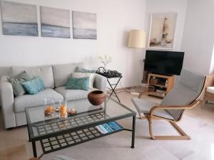 sala de estar con sofá y mesa en Casa adosada Marina playa y golf, en San Luis de Sabinillas