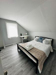 Un dormitorio con una cama grande y una ventana en Two story house with backyard, en Peterborough