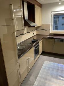 Kuchyň nebo kuchyňský kout v ubytování Graues Zimmer in Wohnung mit Balkon