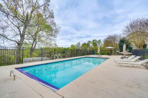 una piscina con due sedie e una recinzione di Mountain View Home with Private Pool Pet Friendly! ad Alcoa