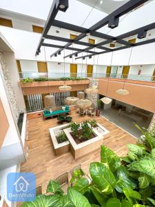 una vista aérea de un vestíbulo con plantas en Estadia Confortável: Studio no Smart Pituba en Salvador