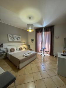 Un dormitorio con una cama y una mesa. en San Pietro Otranto en Otranto