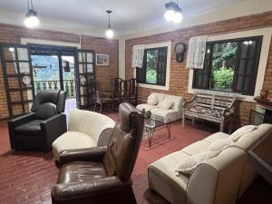 Uma área de estar em Refúgio Tranquilo na Natureza com Casa de Festas: Perfeito para Família e Amigos