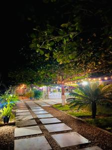 une passerelle éclairée la nuit avec des lumières dans l'établissement Chris Espace, à Toliara