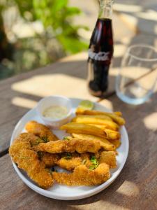 un piatto di cibo con pesce fritto e patatine su un tavolo di Chris Espace a Toliara