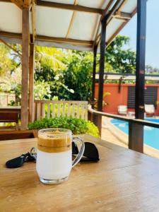 eine Tasse Kaffee auf einem Holztisch in der Unterkunft Chris Espace in Toliara