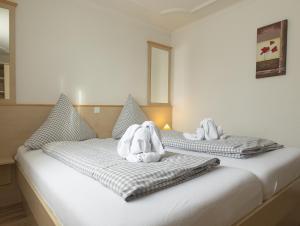 Postel nebo postele na pokoji v ubytování Gasthaus Traube, Ludwigshafen, Bodensee, Seenah gelegen
