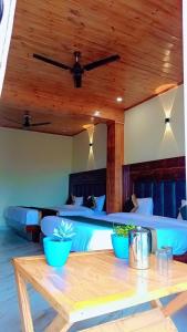 een slaapkamer met 2 bedden en een houten plafond bij HOTEL THE PINE VILLA MUSSOORIE in Mussoorie
