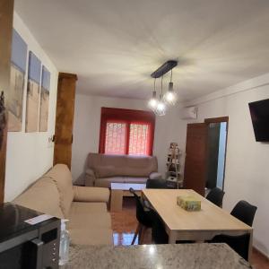 - un salon avec un canapé et une table dans l'établissement Casa Rural Villamoli, à Jarandilla de la Vera