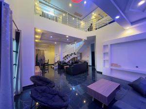 ein Wohnzimmer mit einem Sofa und einem Tisch in der Unterkunft Luxe Club in Cotonou