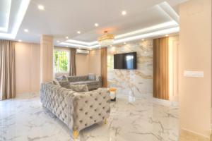 ein Wohnzimmer mit Sofa und Fernseher in der Unterkunft Serenity Luxury , Puerto Banús Marbella in Marbella