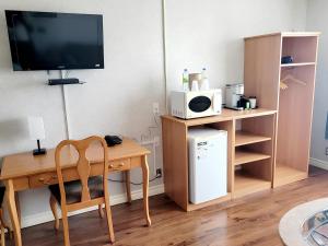Kuchyň nebo kuchyňský kout v ubytování Claymore Inn and Suites