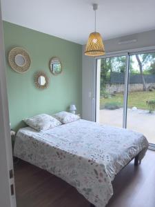 Postel nebo postele na pokoji v ubytování Maison Familiale Moderne avec Grand Jardin à Bommes - Un Havre de Paix pour vos Vacances