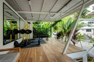 una sala de estar al aire libre con suelo de madera y techo en Casa Presidente (5 bed/5 bath/AC/infinity pool) en Punta Uva