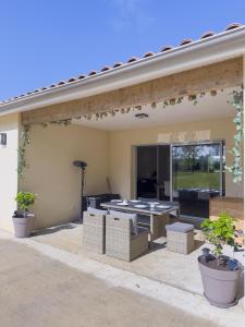 Patio nebo venkovní prostory v ubytování Maison Familiale Moderne avec Grand Jardin à Bommes - Un Havre de Paix pour vos Vacances