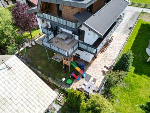 einen Ausblick über ein Haus mit Hinterhof in der Unterkunft Apart Aurelia in Längenfeld