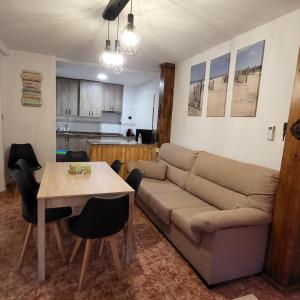 - un salon avec un canapé et une table dans l'établissement Casa Rural Villamoli, à Jarandilla de la Vera
