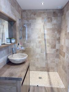 Koupelna v ubytování Maison Familiale Moderne avec Grand Jardin à Bommes - Un Havre de Paix pour vos Vacances + 23 fotografií