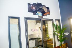 un negozio con porte a vetri e un cartello che legge caffè di La pépite a Cotonou