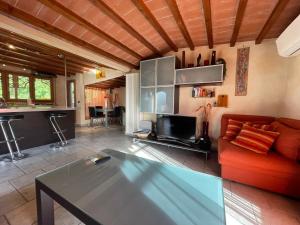 - un salon avec un canapé rouge et une table dans l'établissement Apartment Torri, à Florence