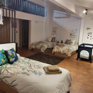 Cette chambre comprend trois lits et un escalier. dans l'établissement Casa Rural Villamoli, à Jarandilla de la Vera